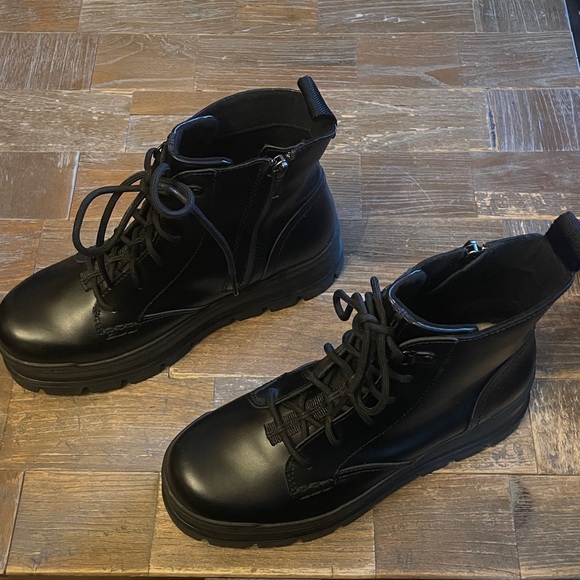 Ugg Sidnee Boots🖤 - Picture 6 of 15